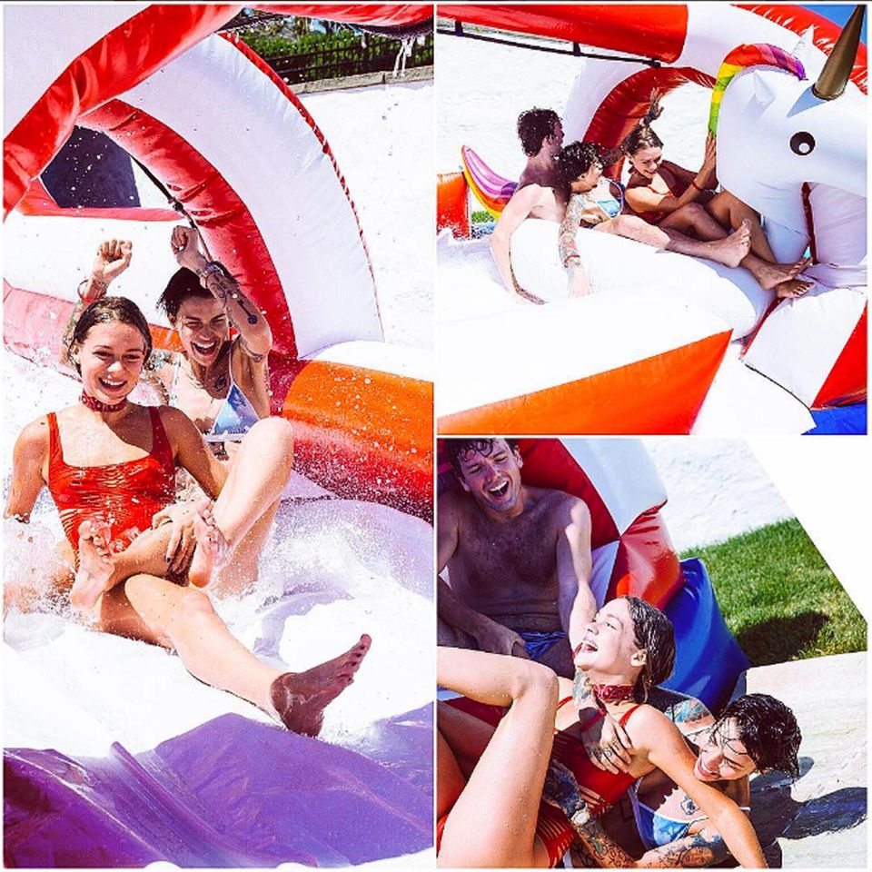 "Lasst uns ein Einhorn besorgen, sagte Austin Swift ... Es wird großartig, sagte er. Haha", kommentiert Ruby Rose zu den witzigen Bildern mit Swifts Bruder und ihrer Freundin Harley Gusman. "Lasst uns ein Einhorn besorgen, sagte Austin Swift ... Es wird großartig, sagte er. Haha", kommentiert Ruby Rose zu den witzigen Bildern mit Swifts Bruder und ihrer Freundin Harley Gusman.
