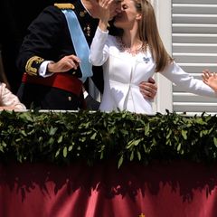 2014 zeigen sich Felipe und Letizia, frisch im Amt als König und Königin, auf dem Balkon. Und wieder gibt es Küsschen in aller Öffentlichkeit.
