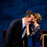 Gut gemacht! Letizia küsst ihren Mann auf der Bühne des Theater Campoamor bei der Verleihung des Prinz-von-Asturien-Preises, den er 2014 zum ersten Mal als König verliehen hatte.