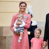 Prinzessin Victoria und Prinzessin Estelle tragen zur Taufe von Prinz Alexander Partnerlook: Die korallenroten Kleider der Prinzessinnen stechen bei bei der royalen Taufe heraus. Victoria trägt dazu eine farblich passende Schleife im Haar. Das Midi-Spitzenkleid von Victoria stammt vom Designer Elie Saab und kostet stolze 4400 Euro.