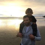 31. Oktober 2016   Alessandra Ambrosio schreibt zu diesem Vater-Sohn-Foto schlicht "meine Jungs". Jamie Mazur trägt Noah auf den Schultern, hinter ihnen ein traumhafter Sonnenuntergang.