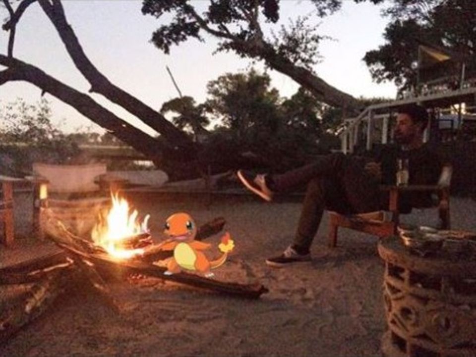 Sami Khedira genießt seinen Urlaub in Afrika. Abends am Lagerfeuer mit dem Pokémon "Glumanda" abhängen, gehört da einfach dazu.