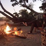 Sami Khedira genießt seinen Urlaub in Afrika. Abends am Lagerfeuer mit dem Pokémon "Glumanda" abhängen, gehört da einfach dazu.