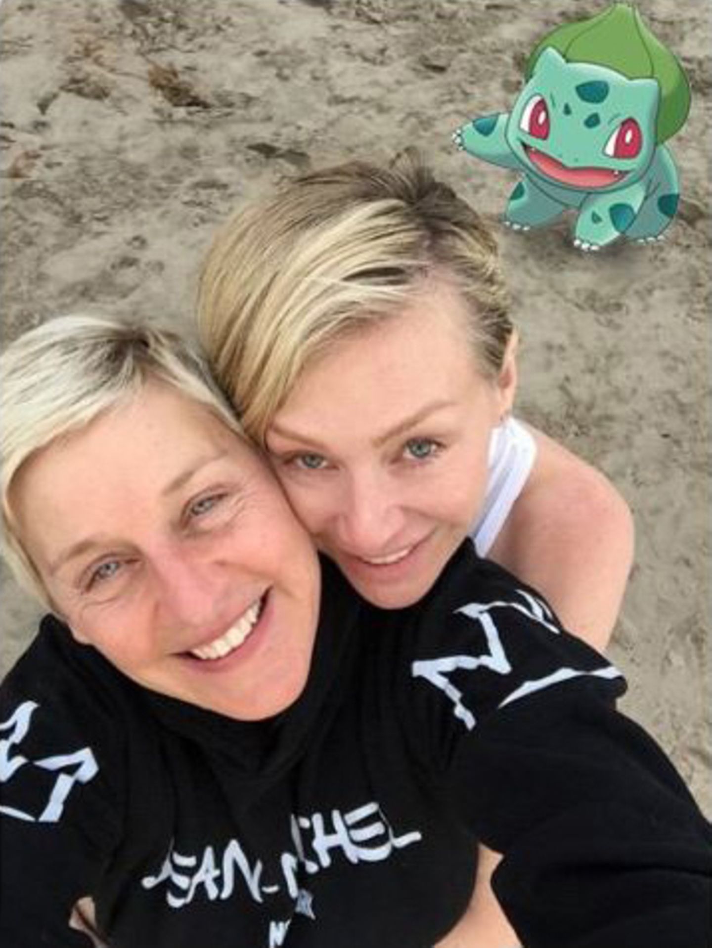 Ellen DeGeneres und Ehefrau Portia de Rossi haben ein Bisasam gefunden. Prompt nutzt das Traumpaar die Gelegenheit für ein Selfie mit dem Pokemon.