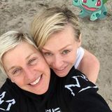 Ellen DeGeneres und Ehefrau Portia de Rossi haben ein Bisasam gefunden. Prompt nutzt das Traumpaar die Gelegenheit für ein Selfie mit dem Pokemon.