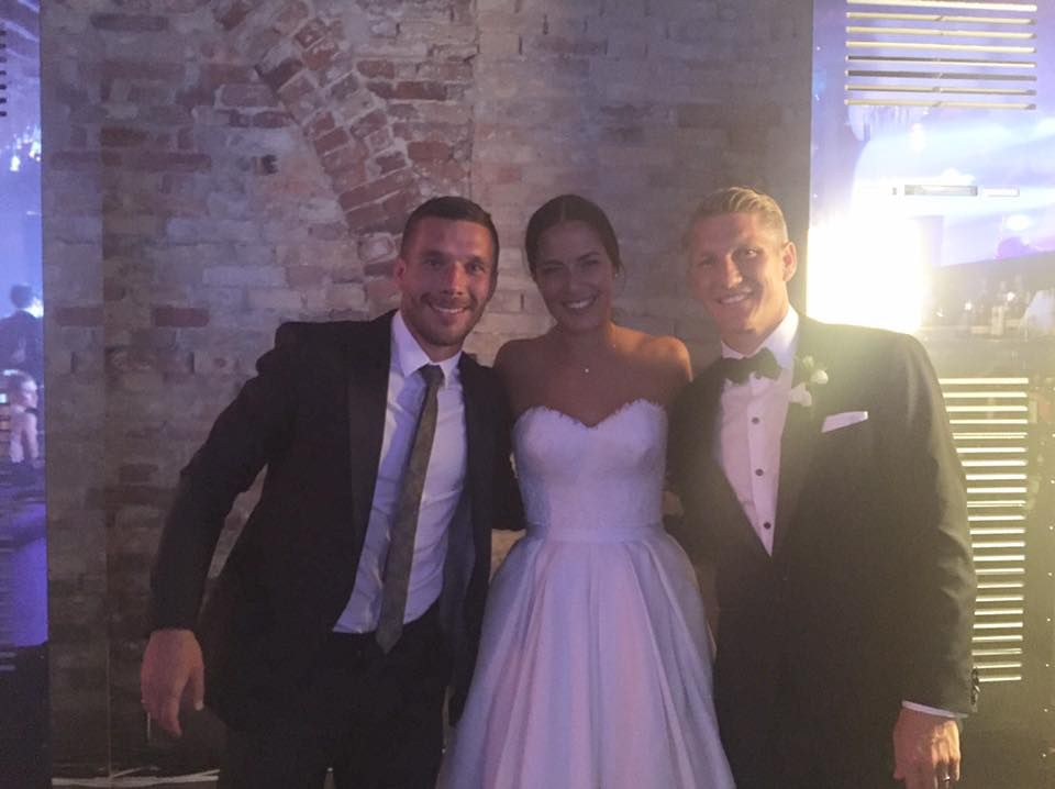 Als engster Freund gehört Lukas Podolski natürlich zu der kleinen, aber feinen Hochzeitsgesellschaft.