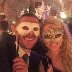 Lukas und Monika Podolski posten ein Bild von den Hochzeits-Feierlichkeiten auf Facebook.