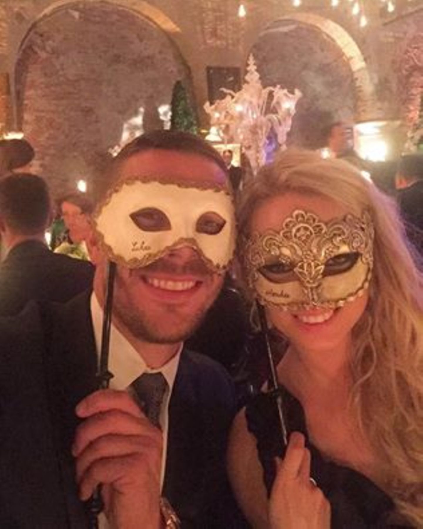 Lukas und Monika Podolski posten ein Bild von den Hochzeits-Feierlichkeiten auf Facebook.