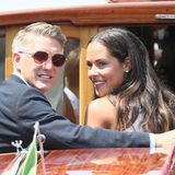 Zärtlich legt Bastian den Arm um seine Frau Ana. Nach der standesamtlichen Trauung soll am nächsten Tag die kirchliche Zeremonie folgen.