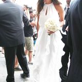 In ihrem bodenlangen weißen Kleid ist Ana ihrem sportlich eleganten Stil treu geblieben.