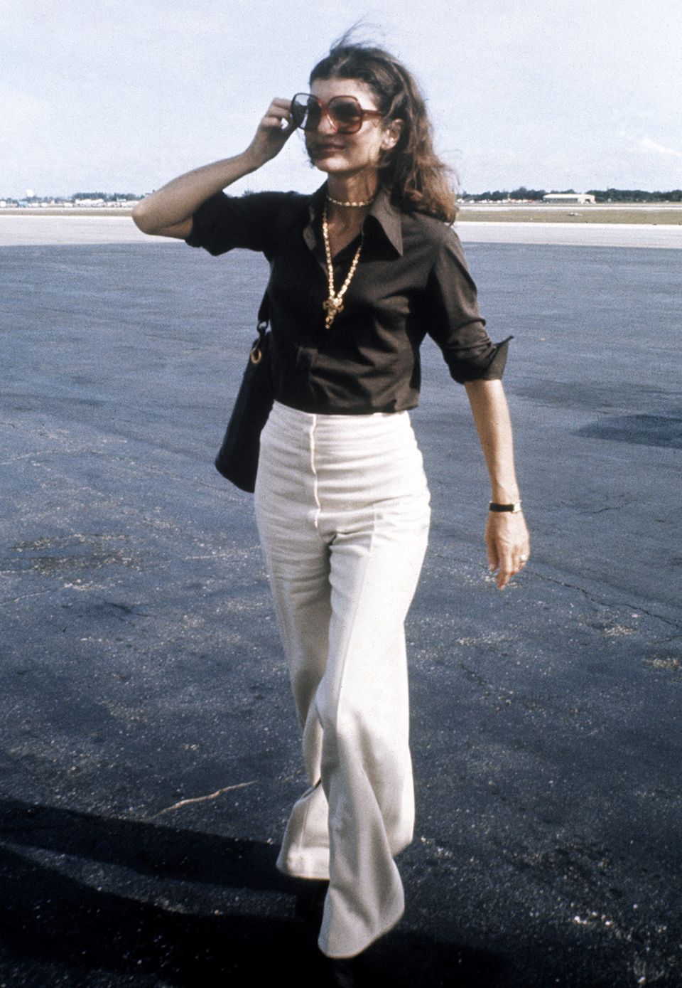 Schwarze Bluse, weiße Hose: Jackie Kennedy wusste genau, wie simple Eleganz funktioniert.