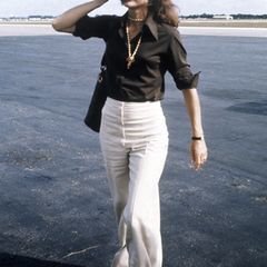 Schwarze Bluse, weiße Hose: Jackie Kennedy wusste genau, wie simple Eleganz funktioniert.