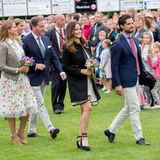 Prinzessin Madeleine, Chris O'Neill, Prinzessin Sofia, Prinz Carl Philip kommen zu den Feierlichkeiten auf dem Sportplatz.