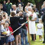 Prinzessin Victoria nimmt Gratulationen entgegen.