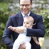 Winke, winke! Prinz Daniel hält seinen kleinen Sohn, Prinz Oscar.