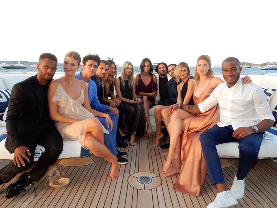 Doutzen Kroes' Mann Sunnery James (r.) zeigt seinen Followern auf Instagram, wer alles auf der Yacht mitgefeiert hat.