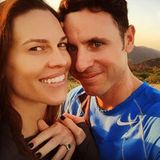 Den Heiratsantrag hat Hilary Swank von ihrem Freund Ruben Torres beim gemeinsamen Wandern bekommen. Das Besondere am Verlobungsring: Der große Smaragd stammt aus Kolumbien, dem Heimatland von Ruben. Entworfen wurde der Ring von der kolumbianischen Schmuckfirma Tres Almas. Hilary und Ruben sind seit dem Sommer 2015 offiziell ein Paar.