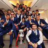 Sein Team: Die Freude ist groß! Die portugiesische Nationalmannschaft hat zum ersten Mal die Europameisterschaft gewonnen.