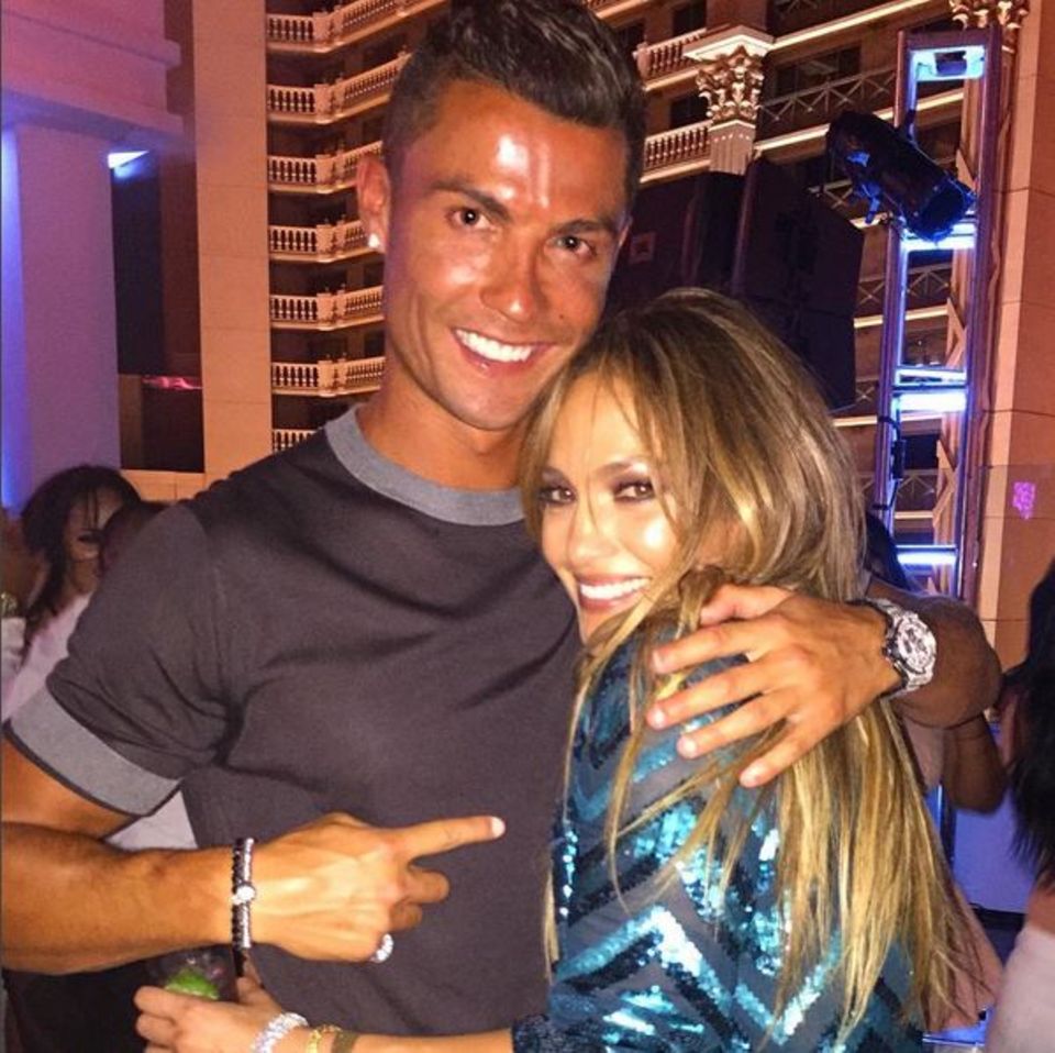 Seine Jenny from the Block: Genau wie Jennifer Lopez kommt auch Cristiano Ronaldo aus bescheidenen Verhältnissen. Beide haben es mit viel Arbeit, Disziplin und Talent an die Spitze geschafft. Hier feiert er mit der Diva ihren Geburtstag.