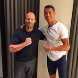 Sein Actionheld: Im Urlaub trifft Cristiano Ronaldo den Schauspieler Jason Statham und freut sich über die Zufallsbegegnung.