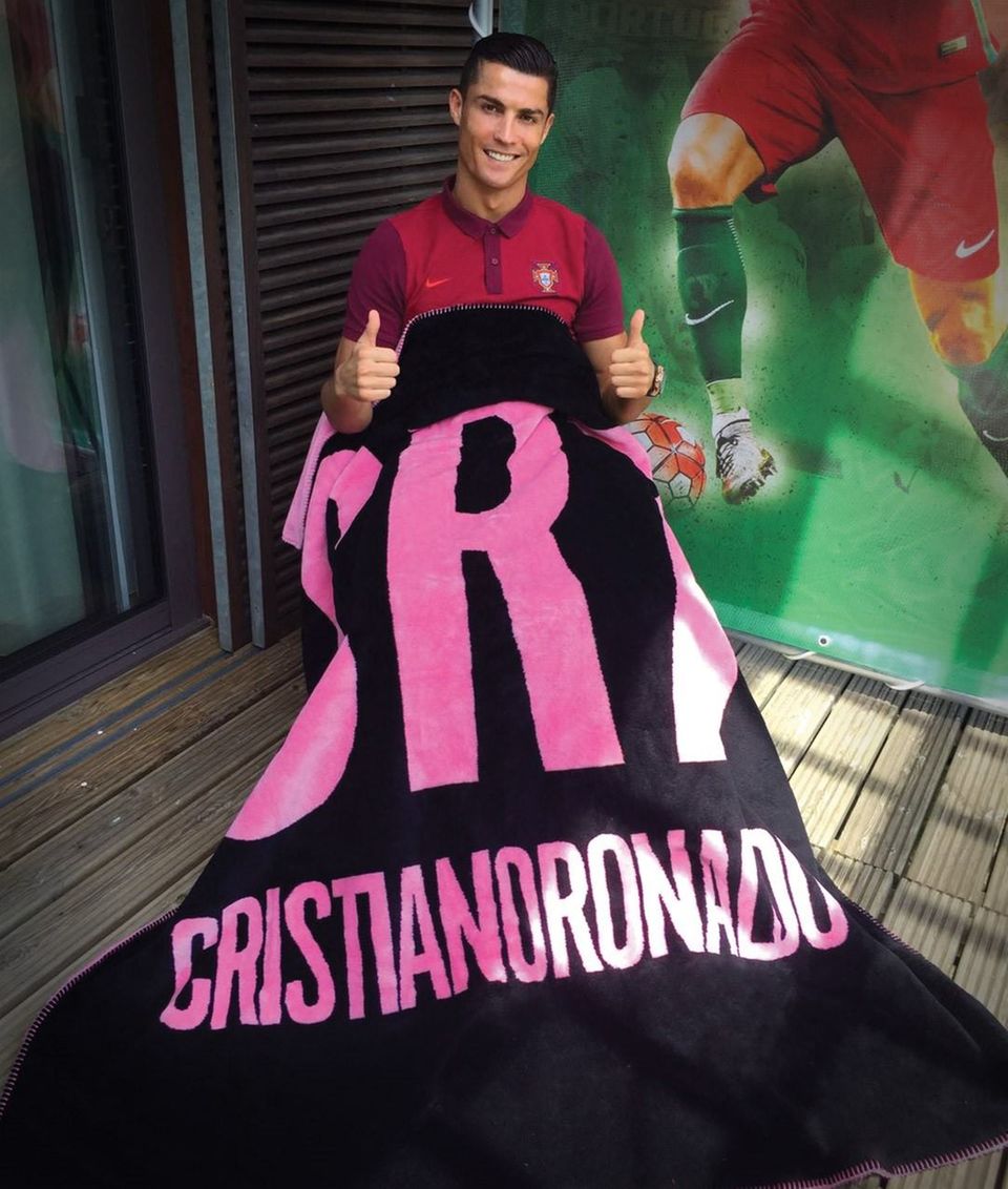 Seine Kuscheldecke: Ab sofort kann man mit Superstar Cristiano Ronaldo mit aufs Sofa nehmen. Er bringt seine eigene Luxusdecke auf dem Markt.