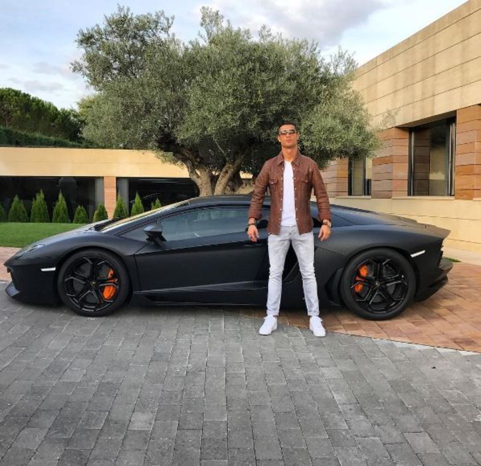 Sein Auto: Cristiano Ronaldo fährt nicht irgendeinen Wagen, dieser schwarze Teufel ist ein Lamborghini Aventador. Der Preis fängt bei über 300.000 Euro an und wir dürfen sicher sein, dass der hier viele Extras hat.