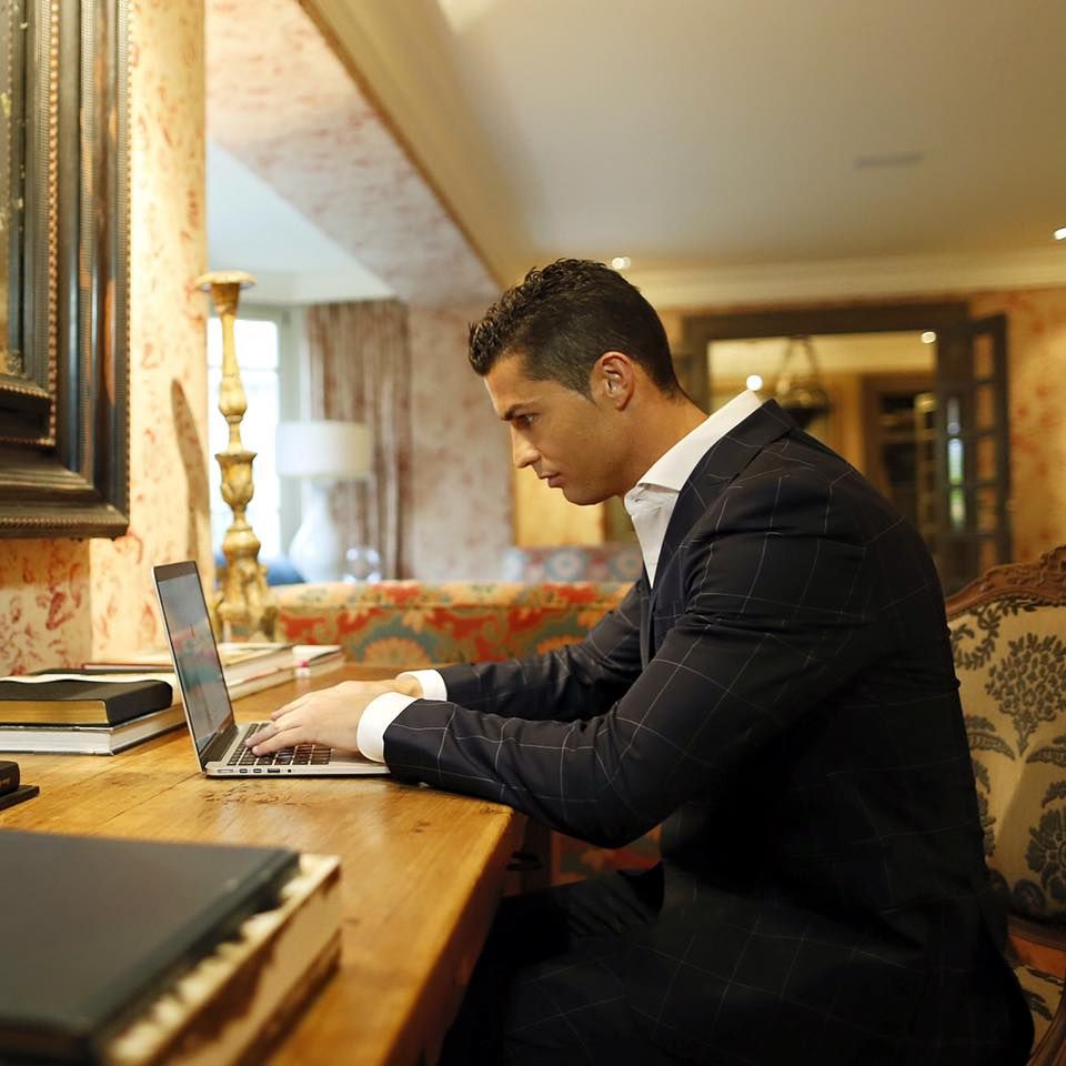 Sein Büro: Auch ein Cristiano Ronaldo betreut seine Socialmedia-Accounts ganz persönlich. Sein Büro: Auch ein Cristiano Ronaldo betreut seine Socialmedia-Accounts ganz persönlich.