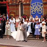 Aus Marie-Chantal Miller wird am 17. Juli 1995 eine Prinzessin von Griechenland und Dänemark. Zur Hochzeit mit Prinz Pavlos in London reist die gesamte royale Verwandtschaft des Bräutigams an und der Fotograf hat Mühe, die Könige und Königinnen in einem Foto zu verewigen. Unter den Gästen sind unter anderem (ganz links) König Juan Carlos von Spanien, Dänemarks ehemalige Königin Ingrid (Großmutter des Bräutigams; links 1. Reihe), König Hussein von Jordanien (rechts neben dem Brautpaar), Queen Elizabeth (rechts von Hussein), Königin Silvia und König Carl Gustaf von Schweden (ganz rechts), Großherzog Jean und Großherzogin Joséphine Charlotte von Luxemburg (rechts, 3. Reihe), Prinz Charles und Prinz Philip (rechts, 2. Reihe).