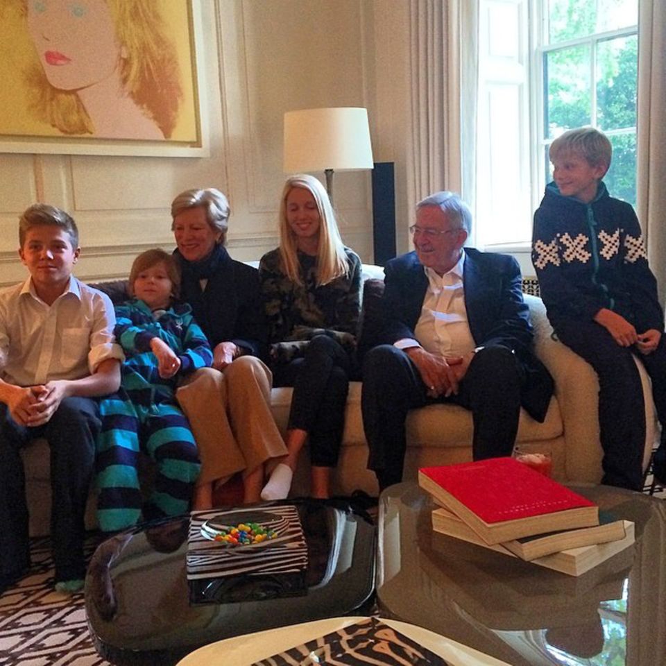 "Die Großeltern kommen zu einem Besuch" schreibt Prinzessin Marie-Chantal unter dieses Bild, das ihre Kinder auf dem Sofa zeigt mit Königin Anne-Marie und König Konstantin.