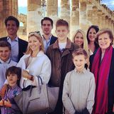 Gruppenfoto vor dem Parthenon-Tempel in Athen: Königin Anne-Marie (rechts) mit ihren Kindern Theodora (ganz hinten rechts), Philippos und Pavlos, Schwiegertochter Marie-Chantal und den fünf Kindern des Kronprinzesnpaares.
