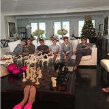 "Warten auf's Geschenkeauspacken" am Weihnachtstag 2015. Auch diesen Moment, bei dem ihre Kinder (im Vordergrund wohl die Füße von Maria-Olmypia) mehr gelangweilt als gespannt schauen, hält Marie-Chantal im Bild fest.