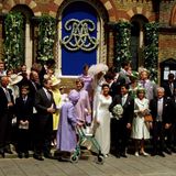 Prinzessin Alexia heiratet 1999 in London den Architekten Carlos Morales Quintana. Als Gäste dabei sind - wie bei ihrem Bruder Pavlos - wieder gekrönte Häupter aus ganz Europa. Die Verwandtschaft eben. Mit im Bild (in gelb links neben der Braut) Queen Elizabeth und Prinz Philip, Königin Margrethe von Dänemark und Prinz Henrik (2. Reihe rechts), Königin Silvia und König Carl Gustaf von Schweden (1. Reihe rechts) sowie Königin Ingrid von Dänemark, die Großmutter der Braut (mit Gehwagen).