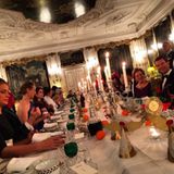 Weihnachten 2014 teilt Prinz Achileas ein Foto auf Instagram, das er hoffenbar beim abendlichen Weihnachtsessen auf Schloss Fredensborg geschossen hat. Wer genau hinschaut, der erkennt Mitglieder der dänischen Königsfamilie um ihn herum.