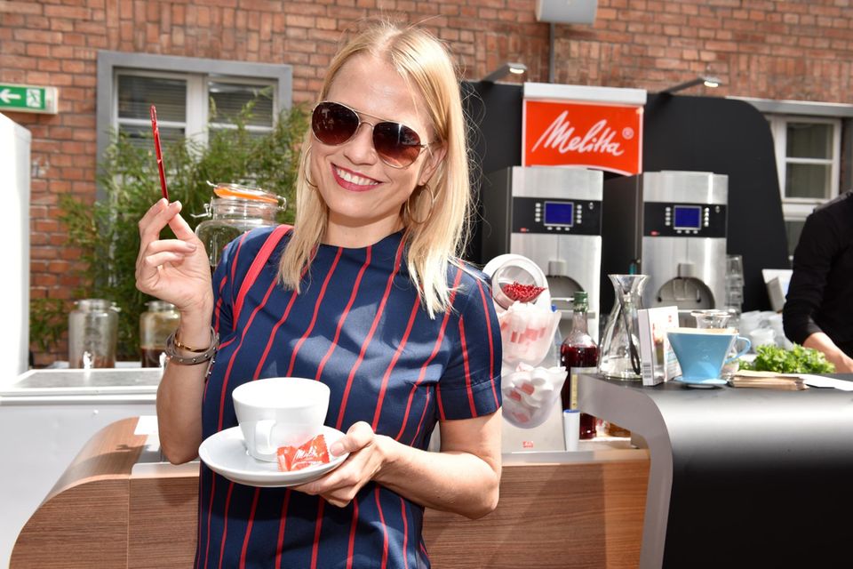 Moderatorin Nova Meierhenrich genießt bei den heißen Temperaturen einen kalten Kaffee-Drink von Melitta.