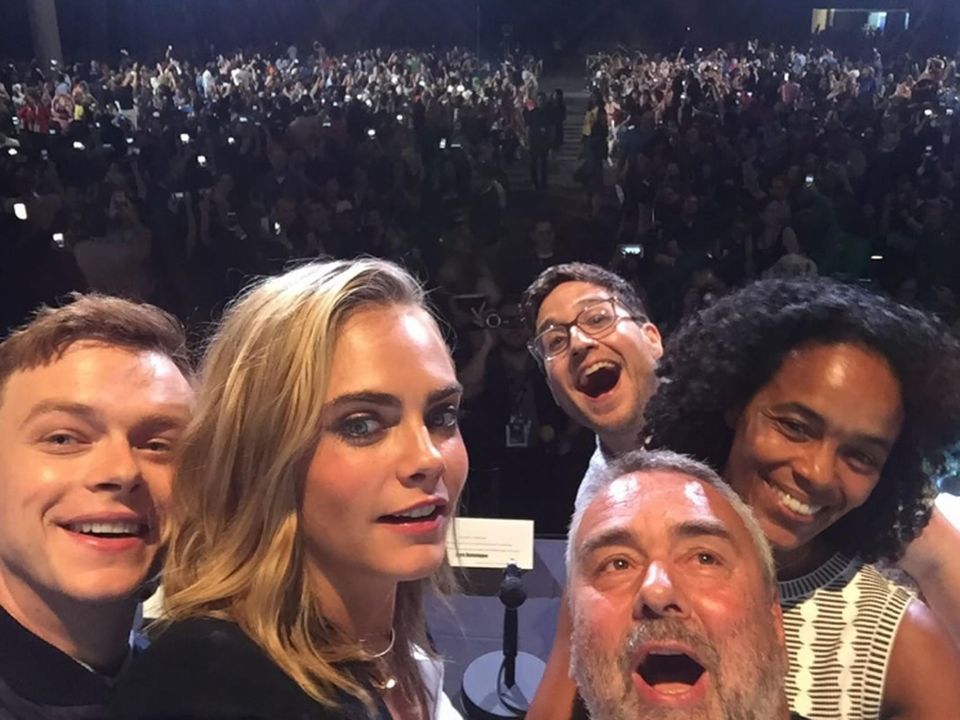 Dane DeHaan knipst dabei dieses Selfie. Dane DeHaan knipst dabei dieses Selfie.