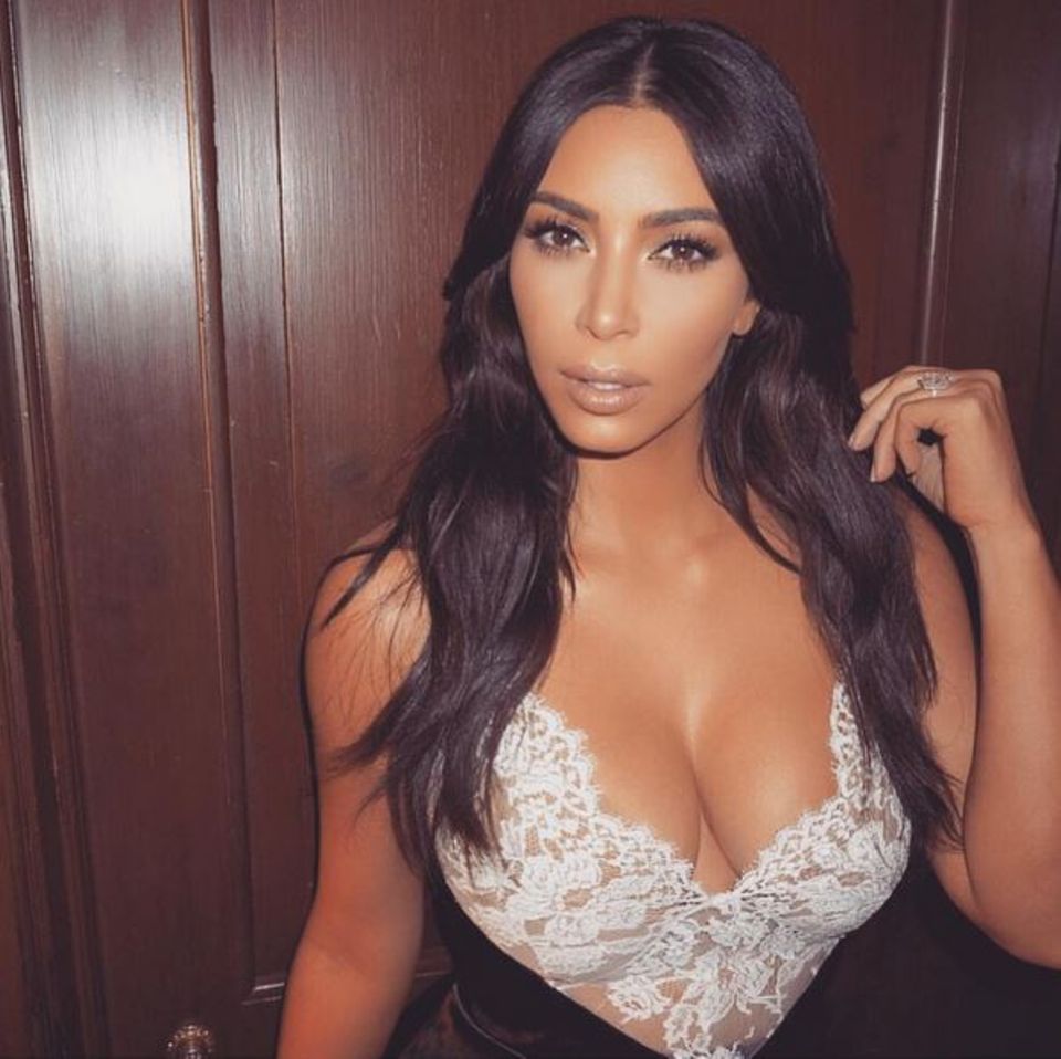 Kim Kardashian ist mittlerweile glücklich mit Kanye West verheiratet. Vor dieser Zeit hat man die TV-Persönlichkeit mit Cristiano Ronaldo in einem Madrider Nachtklub und beim gemeinsamen Essen beobachtet.