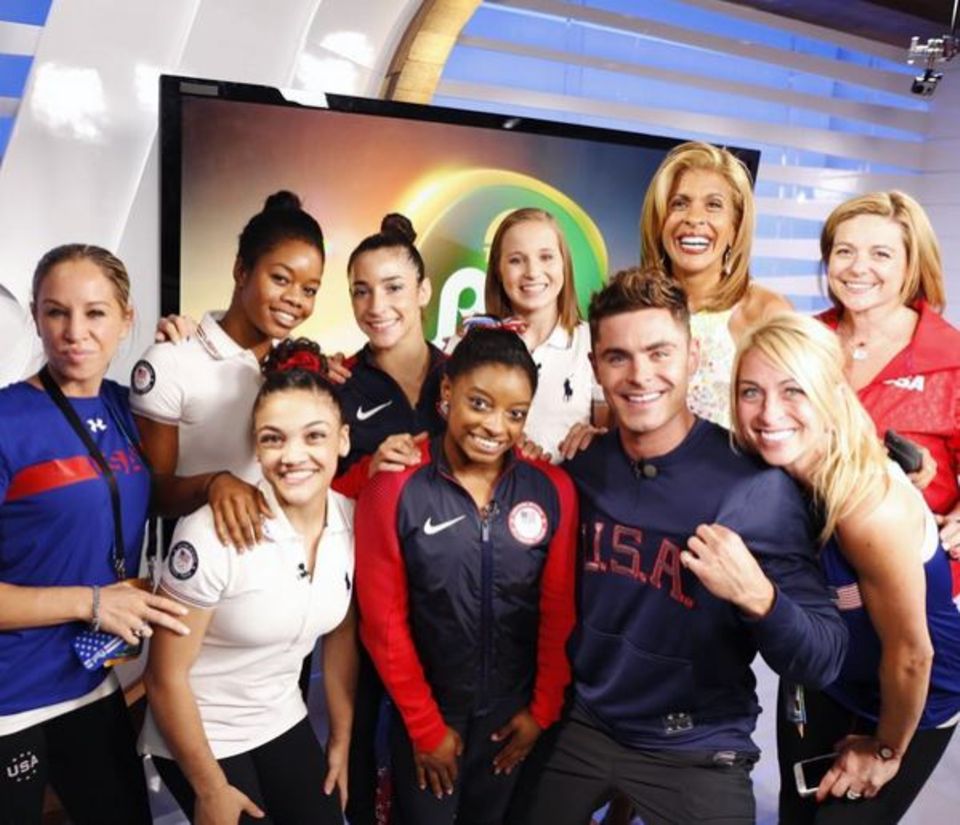 Achtung, Achtung! Alle amerikanischen Olympionikinnen, die nicht bei drei auf dem Baum sind, landen auf einem Gruppenfoto mit Womanizer Zac Efron.