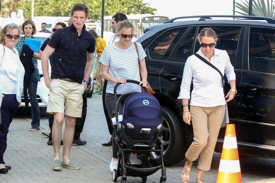 Oscargewinner Eddie Redmayne ist mit Ehefrau Hannah Bagshawe und Kind in Rio angekommen um sich die Olympischen Spiele anzuschauen. Oscargewinner Eddie Redmayne ist mit Ehefrau Hannah Bagshawe und Kind in Rio angekommen um sich die Olympischen Spiele anzuschauen.