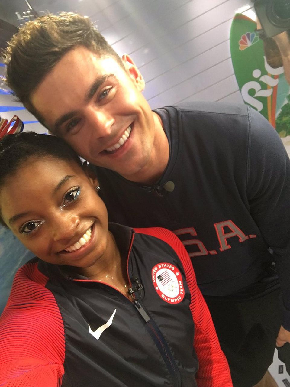 Superstar trifft Superstar: Nachdem US-Turn-Heldin Simone Biles öffentlich macht, wie sehr sie für Zac Efron schwärmt, beginnt der Schauspieler mit ihr auf Twitter zu flirten. Doch er hat noch eine größere Überraschung in petto. Am Dienstag (16. August) besucht der Hollywoodstar die vierfache Goldmedaillengewinnerin in Rio. "Damit ihr es wisst, er hat mich auf die Wange geküsst", schreibt die 19-Jährige zu einer Bilderserie mit ihrem Schwarm bei Twitter.