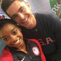 Superstar trifft Superstar: Nachdem US-Turn-Heldin Simone Biles öffentlich macht, wie sehr sie für Zac Efron schwärmt, beginnt der Schauspieler mit ihr auf Twitter zu flirten. Doch er hat noch eine größere Überraschung in petto. Am Dienstag (16. August) besucht der Hollywoodstar die vierfache Goldmedaillengewinnerin in Rio. "Damit ihr es wisst, er hat mich auf die Wange geküsst", schreibt die 19-Jährige zu einer Bilderserie mit ihrem Schwarm bei Twitter.