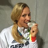 Angie Kerber freut sich über ihre Silbermedaille. "Eine der bedeutsamsten Wochen meiner Karriere" - postet unser Tennis-Ass.