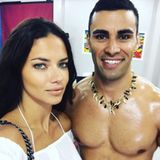 Seit seinem Auftritt als Fahnenträger liegen Pita Nikolas Taufatofua die Frauen zu Füßen: Auch Supermodel Adriana Lima lässt sich ein Foto mit dem Tongaer nicht entgehen.