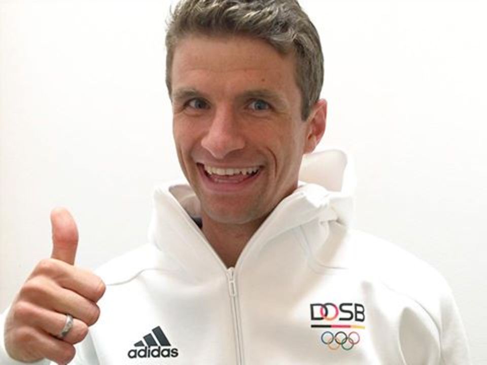 Für eine Reise nach Rio hat der Fußballstar Thomas Müller leider keine Zeit: Er feuert die deutschen Olympia-Teilnehmer fleißig vor dem Fernseher an. Für eine Reise nach Rio hat der Fußballstar Thomas Müller leider keine Zeit: Er feuert die deutschen Olympia-Teilnehmer fleißig vor dem Fernseher an.