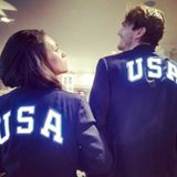 Gleich im Partnerlook unterstützen Ashton Kutcher und Mila Kunis ihr Olympia-Team in Rio. "Go Team USA!!!"