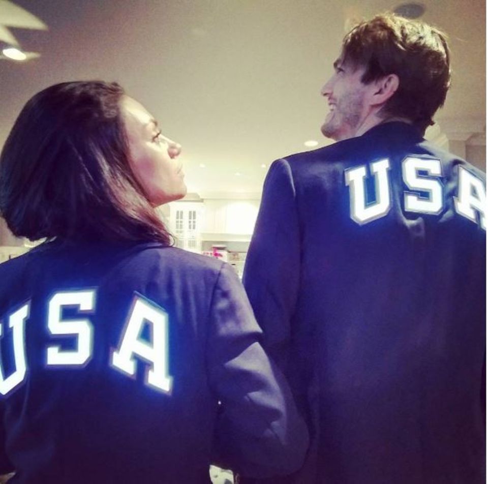 Gleich im Partnerlook unterstützen Ashton Kutcher und Mila Kunis ihr Olympia-Team in Rio. "Go Team USA!!!"