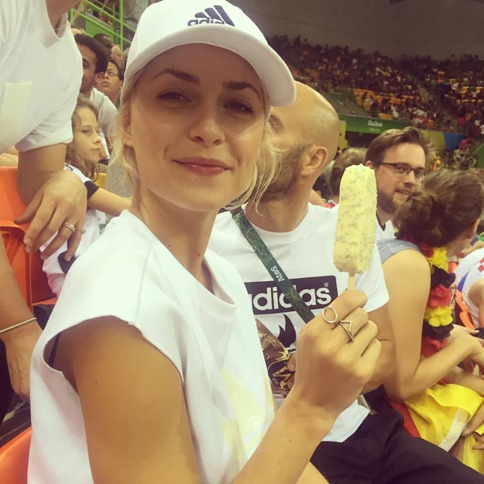 Bewaffnet mit Eis am Stiel, fiebert Lena Gercke mit der deutschen Handballmannschaft. Das Spiel gegen die Schweden gewinnen unsere deutschen Europameister mit 32:29.