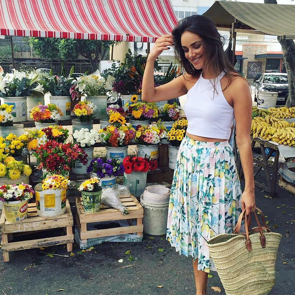 Stylisch macht lustig! Über einen Markt in Rio schlendert Schauspielerin Janina Uhse in kurzem Top und süßem Faltenrock mit Zitronen-Print.