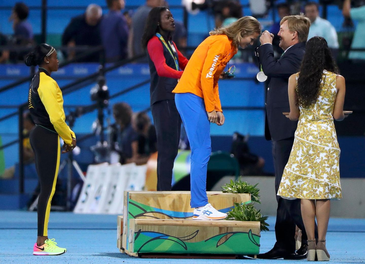 18. August 2016  König Willem-Alexander kann der niederländischen 200-Meter-Läuferin Niederländerin Dafne Schippers eine Silvermedaille umhängen.