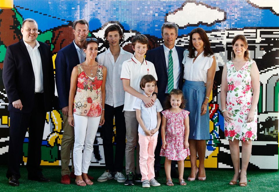 2. August 2016 Familienzusammenkunft in Rio: Prinz Frederik und Ehefrau Mary treffen dort auf Prinz Joachim und dessen Frau Marie samt der Kinder Nicolai, Felix, Henrik und Athena. Gemeinsam eröffnen sie den dänischen Pavillon. 2. August 2016 Familienzusammenkunft in Rio: Prinz Frederik und Ehefrau Mary treffen dort auf Prinz Joachim und dessen Frau Marie samt der Kinder Nicolai, Felix, Henrik und Athena. Gemeinsam eröffnen sie den dänischen Pavillon.