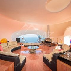 Geschmackvoll und modern: Der Wohnbereich fügt sich mit seinen organischen Formen in die Architektur ein.